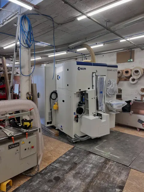 Centre d'usinage à commande numérique SCM installé dans l'atelier de Carros.