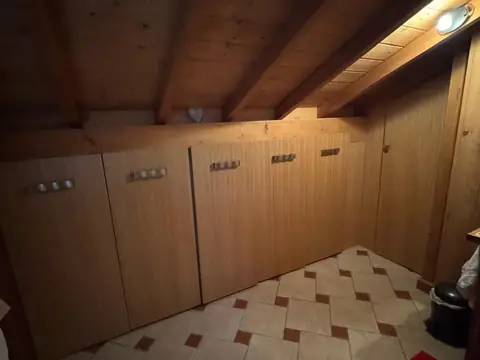 Placards en bois installés sous la pente du toit.